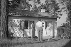 Maj månad 1953.  Korsnäsverken har sedan länge beaktat att arbetsresultaten i mycket hög grad beror på trivseln i hemmen. Bolaget har från början succesivt höjt bostadsstandarden för sina anställda. En del av personalen bor i egna hem som uppförts med subvention från bolaget