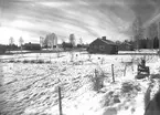 Grinduga. Den 7 februari 1955. En tendens i skogsbruket är att samla skogsarbetarna i moderna skogsarbetarbyar.