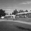 Bostäder. Korsnäs AB. Den 5 juli 1955. Redan från början av bolagets verksamhet anlades bostäder för de anställda enligt tidens krav och möjligheter vid de olika tidpunkterna. Genom intensifierad byggnadsverksamhet har därför bostadsstandarden successivt höjts framför allt under det senaste decenniet.