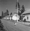 Bostäder. Korsnäs AB. Den 5 juli 1955. Redan från början av bolagets verksamhet anlades bostäder för de anställda enligt tidens krav och möjligheter vid de olika tidpunkterna. Genom intensifierad byggnadsverksamhet har därför bostadsstandarden successivt höjts framför allt under det senaste decenniet.