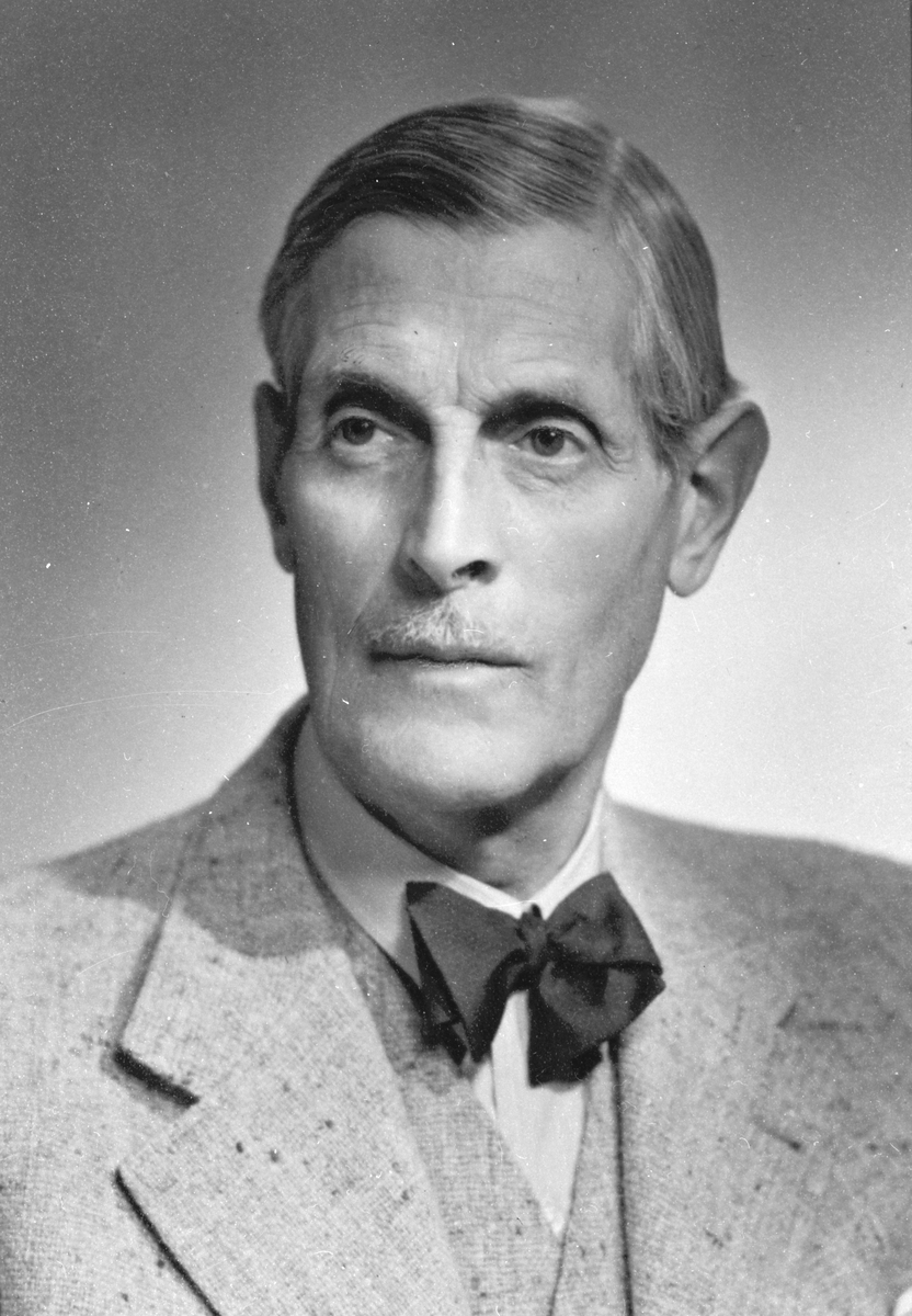 Carl Wilhelm Orozco Klingspor. Förste Hovjägmästare, Friherre, Hellekis, Råbäck. Styrelse och revisorer. "Profiler i Korsnäs". Ett porträttgalleri över anställda i Korsnäs Aktiebolag med dotterbolag. Sammanställt i anledning av bolagets 100-årsjubileum 1955.