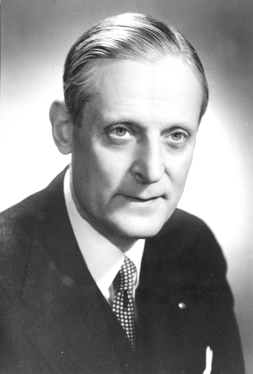 Lars August Lundeberg, Vägdirektör, Uppsala. Styrelse och revisorer. "Profiler i Korsnäs". Ett porträttgalleri över anställda i Korsnäs Aktiebolag med dotterbolag. Sammanställt i anledning av bolagets 100-årsjubileum 1955.