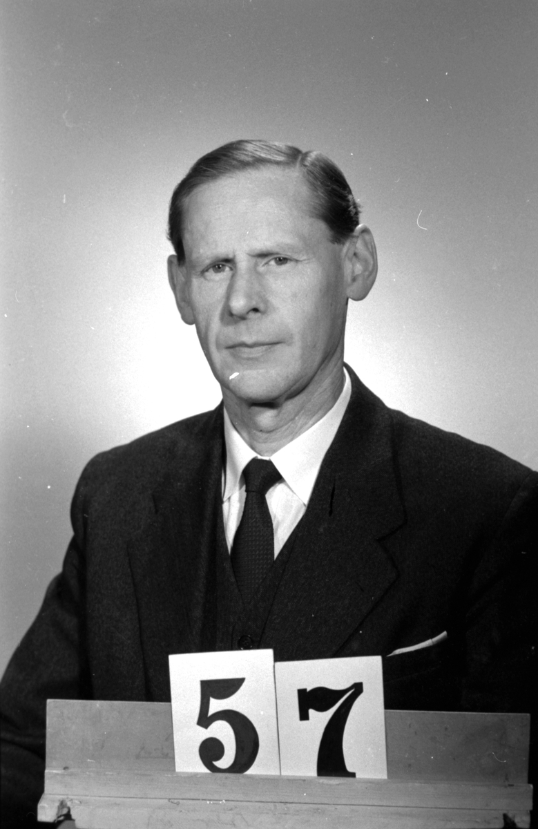 Göte Iverstam. Expeditör. Pappersavdelningen. Central administration. "Profiler i Korsnäs". Ett porträttgalleri över anställda i Korsnäs Aktiebolag med dotterbolag. Sammanställt i anledning av bolagets 100-årsjubileum 1955.