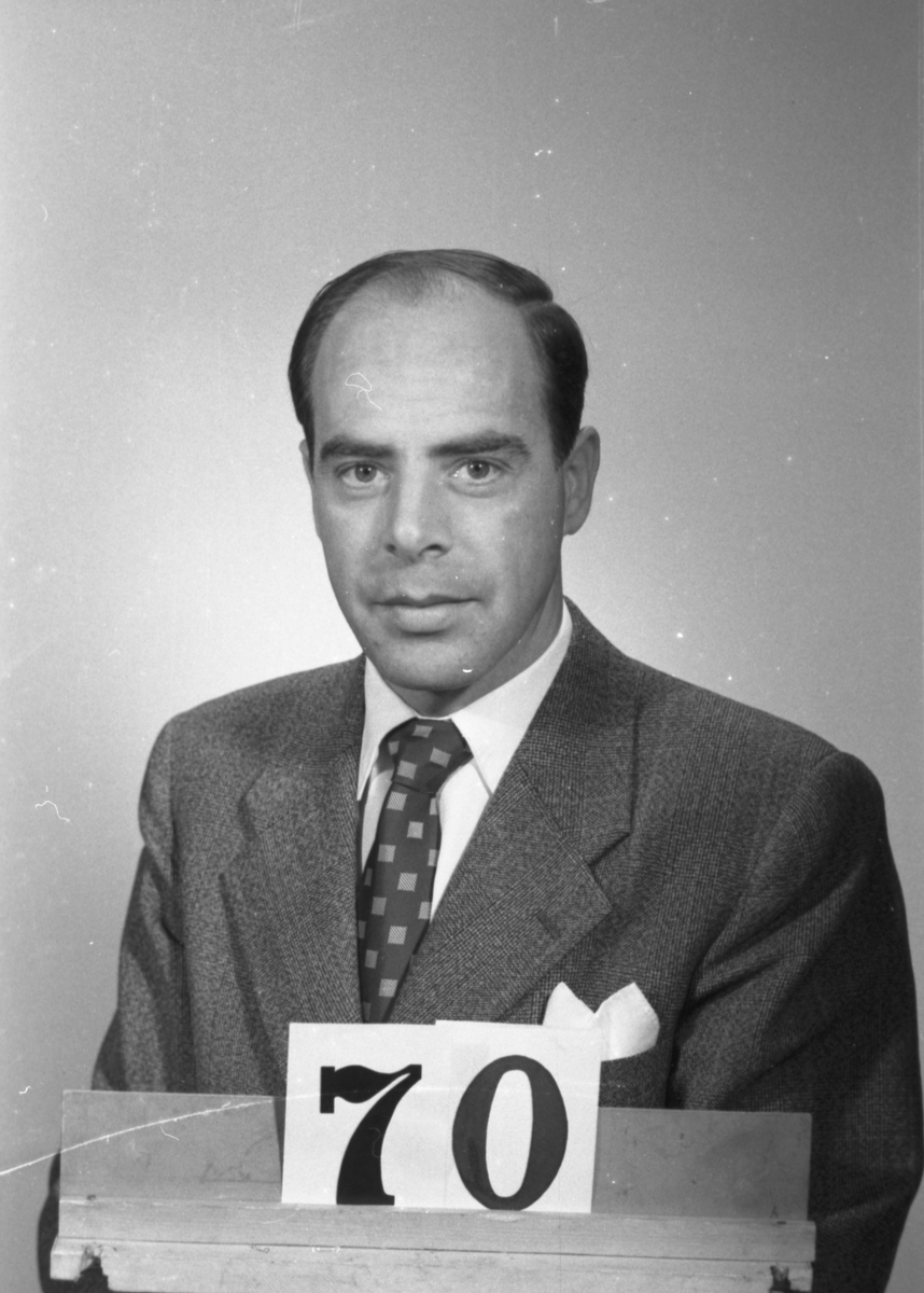 Olof Sand. Expeditör. Pappersavdelningen. Central administration. "Profiler i Korsnäs". Ett porträttgalleri över anställda i Korsnäs Aktiebolag med dotterbolag. Sammanställt i anledning av bolagets 100-årsjubileum 1955.