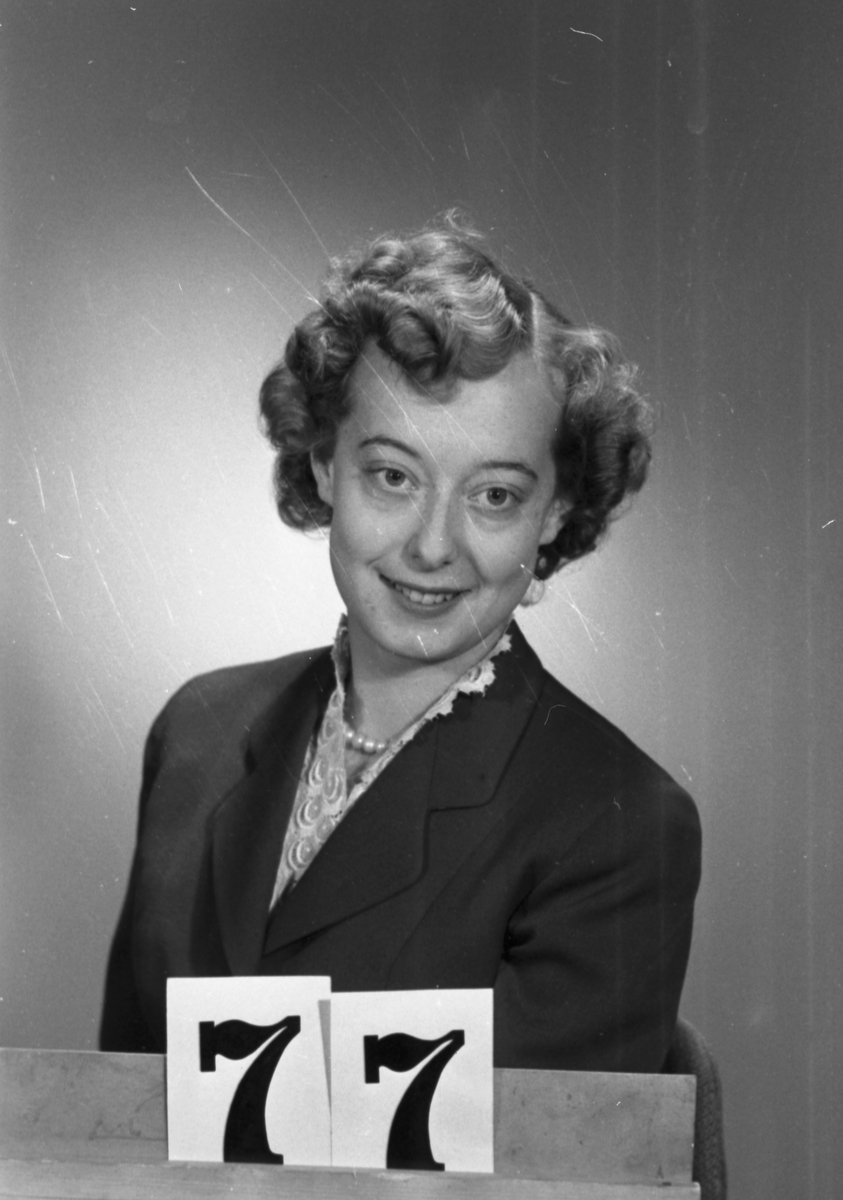 Sigyn Torolf. Sekreterare. Pappersavdelningen. Central administration. "Profiler i Korsnäs". Ett porträttgalleri över anställda i Korsnäs Aktiebolag med dotterbolag. Sammanställt i anledning av bolagets 100-årsjubileum 1955.