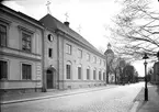 Sankt Ansgars Hus. Heliga Trefaldighets församlingshus öster om kyrkan i hörnet av Drottninggatan / Kaplansgatan, invigdes 1930 av ärkebiskopen Nathan Söderblom. På initiativ av komministern Bengt Jonzon startades en insamling för att få medel till bygget och Heliga Trefaldighets församlingshusstiftelse bildades 1927 för att anskaffa, äga och tillhandahålla lokaler för verksamhet inom församlingen.