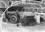 ATSA AB. Traktor och radsåningsmaskin. Maj 1952