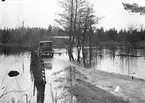 Översvämning. Eventuellt året 1936 eller 1937. Vid vattnet en 1929 Buick.