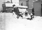 Insnöad bil, en 1926 Chevrolet Touring, utanför Hattmakargatan 15, hörnet av Ruddammsgatan. Tornet på bilden är Post och Telehuset, Nygatan.