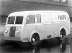 Buss, 22 maj 1946. Valbo Verkstad A-B grundades år 1923 av häradsdomare  K. G. Ålenius  . Denne övertog ett tidigare bildat bolag, som drev verkstadsrörelse i Valbo med tillverkning av arbetsvagnar, timmerkälkar m. m. lät nu omlägga rörelsen för tillverkning av bil karosserier, varav mest lastvagns- och skåpbilskarosserier tillverkas. År 1929 ombildades firman till aktiebolag med Ålenius som verkst. direktör. Vid sin död år 1938 efterträddes han av sonen, ingenjör  Gunnar Ålenius  . Företaget har gått en kraftig utveckling till mötes och kan nu räkna sig till landets ledande inom sin bransch. Från att ha sysselsatt 34 man äro nu vid full drift cirka 80 arbetare anställda inom företaget.  Valbo Verkstads A-B omfattar smides-, plåtslageri- och snickeriverkstad, monteringshall, måleri- samt lackerings- och tapetserarverkstäder, alla försedda med moderna, maskinella utrustningar. Bland företagets kunder kunna nämnas: Svenska armén, Kungl. Telegrafverket  över 200 skåpkarosserier ha under årens lopp levererats hit  Postverket, Vattenfallsstyrelsen, Stockholms stads gatukontor, en hel del allmänna verk och inrättningar samt privata företag. Dessutom är bolaget huvudleverantör till flera av de större bilfirmorna i Stockholm samt Ålenius valen förutseende man, som med öppen blick följde utvecklingen inom bilbranschen och han på övriga platser i landet. Företaget höll ut till någon gång på 1980-talet.