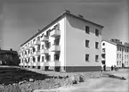 Exteriör av fastigheter vid Sörbygatan 82 i centrum, Muréngatan 42 t.h. i Gävle.  Foto 1 juni 1946.

Muréngatan syns i högerkanten. Sörbygatan mynnar mellan husen.