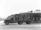 Lastbil lastad med ved, november 1946.