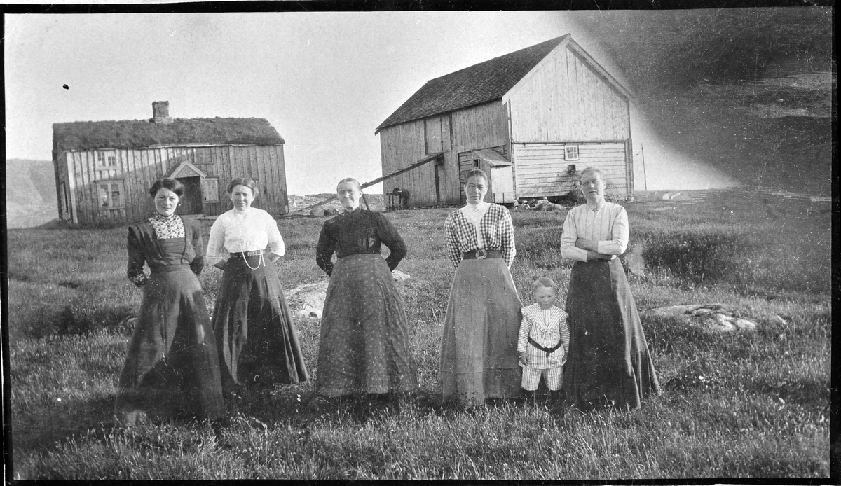 Kvinner og barn på Rabben gård ca. 1913 -Museet kystens arv ...