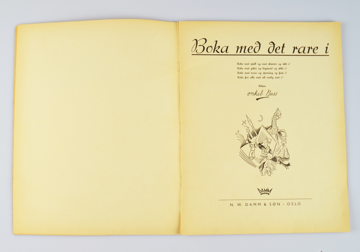 På framsida bilete av ein gut som sitt og les og ei jente som klyppar papirdokker. På baksida "beleiringsspelet"