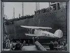 Flygplan B 4 Hawker Hart nummer 4-76 lastas av från fartyg på Götaverken i Göteborg.