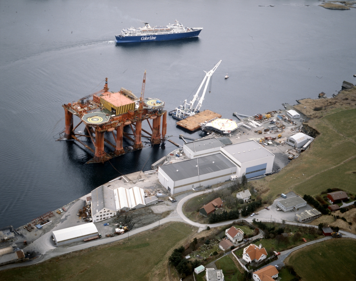 H.M.V.  Flyfoto. Storesundsvegen 95 på Torvastad - Karmøy. Platformen "Treasure Finder" ved kai. "Color Line" i Karmsundet på vei nordover.