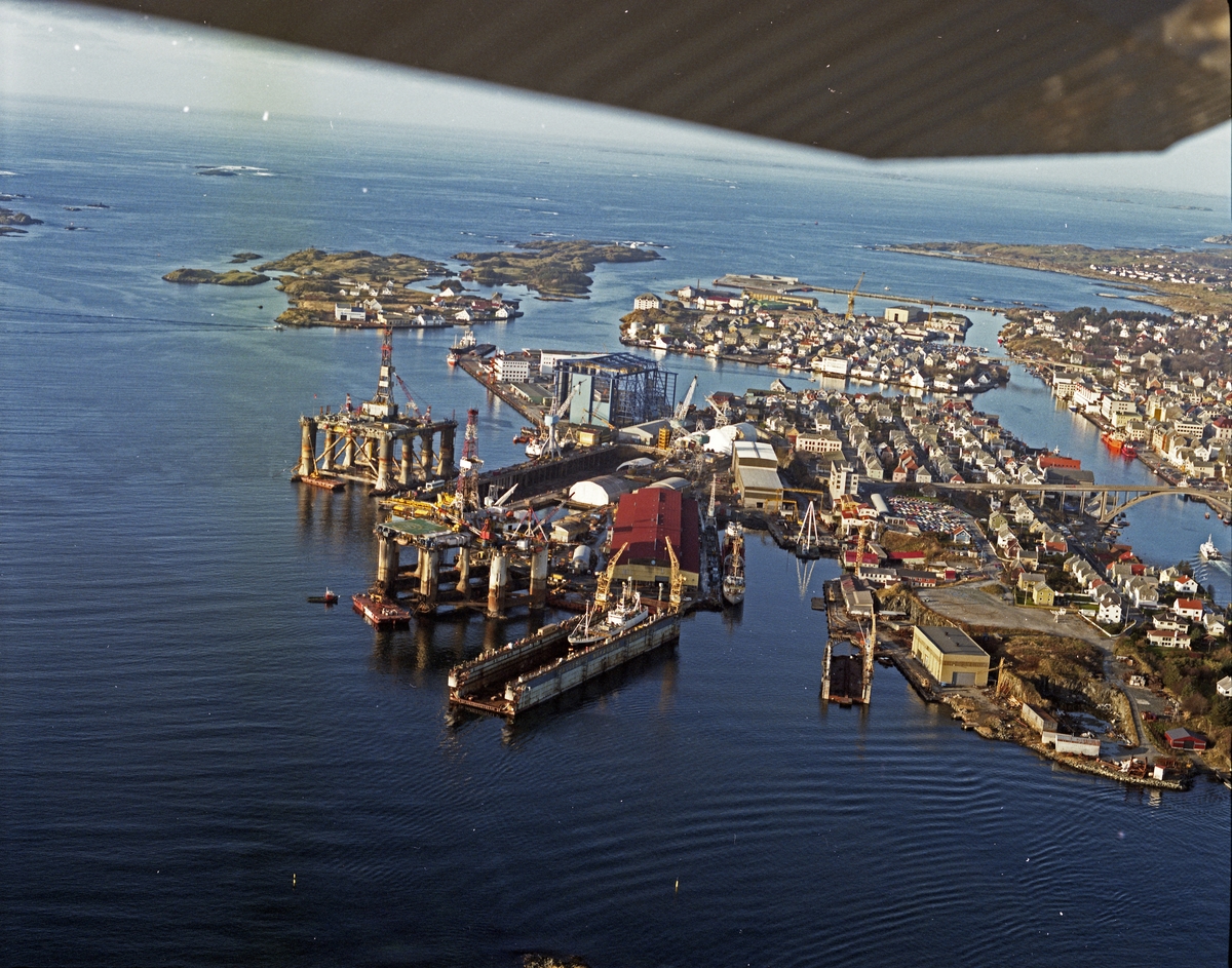 Flyfoto. H.M.V. Oversikt over verftomådet, Risøy og Hasseløy.