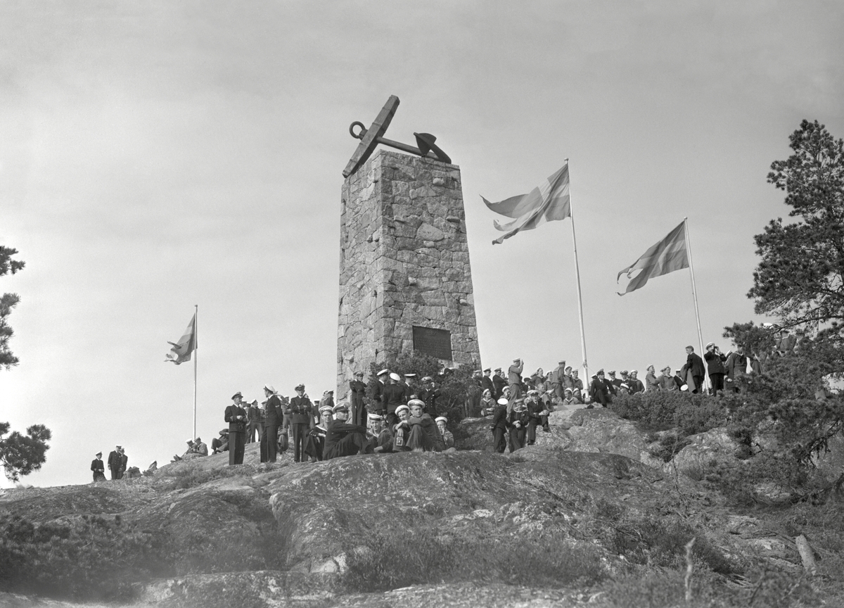 Högtid vid Älvsnabben-monumentet.