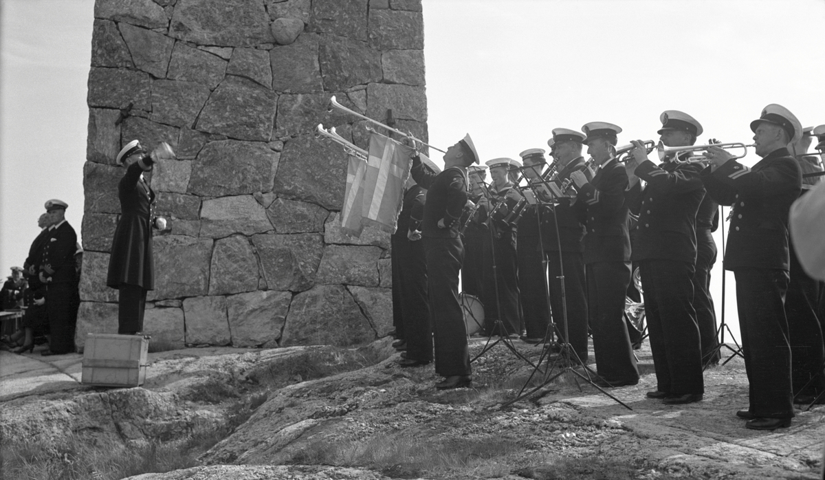 Blåsorkester spelar vid Älvsnabben-monumentet.