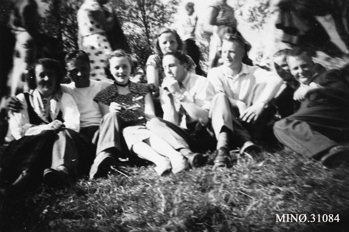 Gruppe fra Dalsbygda Ungdomslag under stevne på Kvikne 1956.