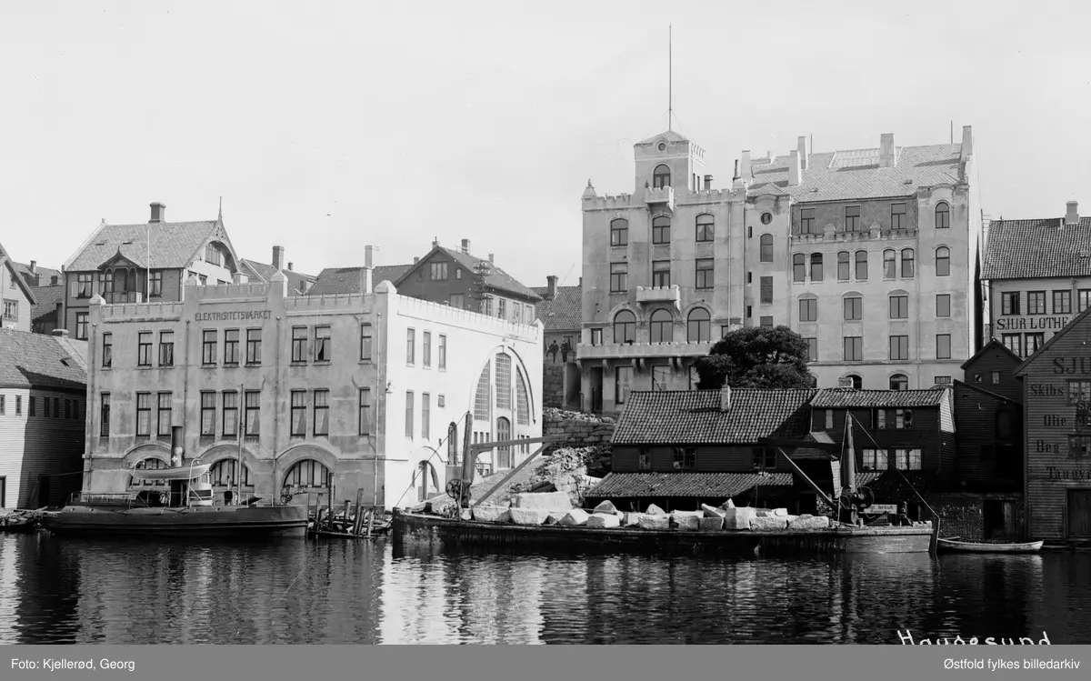 Haugesund sett fra sjøsida. 
Bygningen til venstre er elektrisitetsverket. 
Helt til høyre skimtes havneskuret til Sjur Lothe.