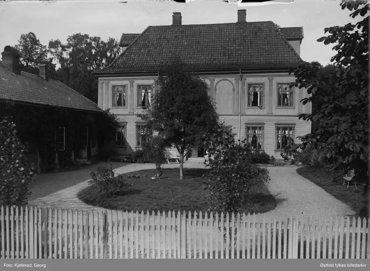Gulskogen gård i Drammen, et av de best bevarte eksemplene på det sene 1700- og tidlige 1800-tallets norske lystgårdsanlegg. I dag er gården en del av Drammens Museum. Anlegget består av en hage, driftsbygninger og et våningshus.