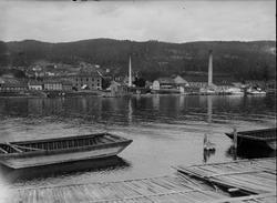 Landfalløya i Drammen.  Brager Papirfabrikk til høyre.
(De F