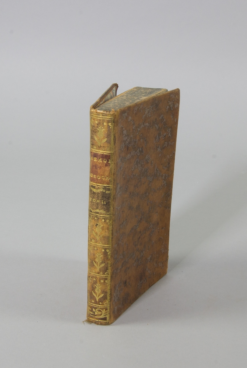 Bok, helfranskt band: "Memoires geographiques, physiques et historiques", vol. II, skriven av Jacques-Philibert Rousselot de Surgy och tryckt av bokhandlare Durand Neveu i Paris 1767. 

Bandet med blindpressad och guldornerad rygg, ett rött titelfält med blindpressad och titel. Pärmen klädd i marmorerat kalvskinn. Pärmarnas sidor förgyllda. Med svarta marmorerade snitt och marmorerade försättsblad. Med rosa bokmärke av siden. Signerad "U Celsing Tom 4" på smutsbladet.