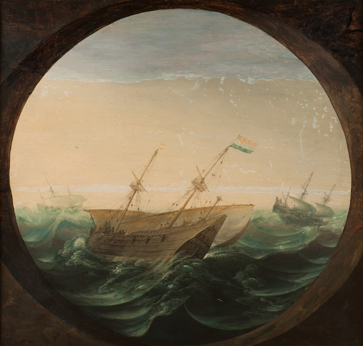 Holländsk galleon, 1500-talet, tremastat skepp med hög avsmalnande akterspegel, sedd mot babords låring, mastkorgar, 3 kanoner i runda gluggar, 2 råsegel på undermasterna. Nederländska flaggan (röd, vit, blå) på stormasten, röd-vit-röd flagga på fockmasten. Upprört hav, väldiga vågor. Ett skepp på vardera sidan. Motivet inramat i en cirkelrund trompe l’oeuil-ram, som ett kikarsikte.

Osignerad. På panelens baksida står skrivet i blyerts (från tidigare konservering?) Abraham Wilart (otydligt).