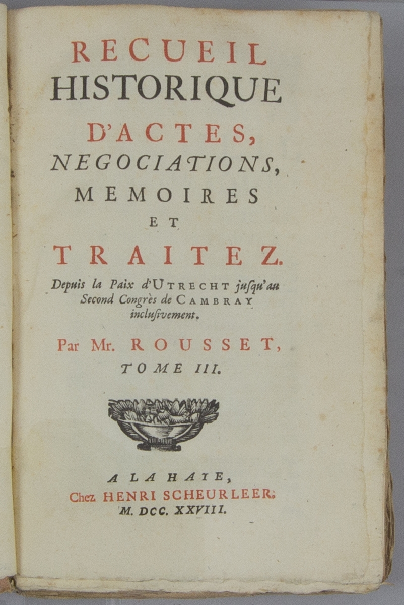 Bok, pappband: "Recueil historique d'actes, negocirarions, memoires et traitez.", vol. III, skriven av Jean de Missy Rousset, tryckt av Henri Scheurleer 1928 i Haag, Nederländerna.

Pärmen klädd i marmorerat papper, i vitt, rosa och svart. Med oskurna snitt.