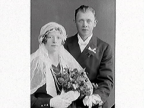 Brudparet Gunnar Bengtsson med fru från Ås, helfigur och bröstbild.