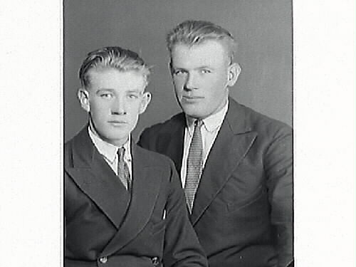 Ateljéfoto av två män. Johan Gustafsson i Åskloster beställde bilderna och är troligen en av männen.