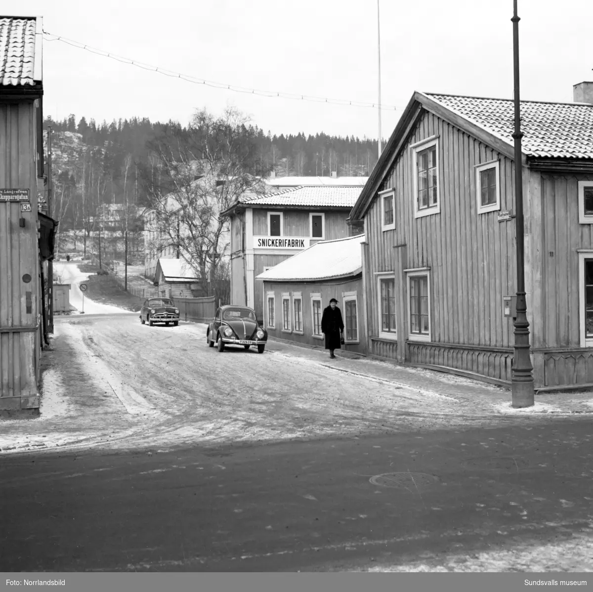 Norrmalm innan saneringen. Vy norrut på dåvarande Malmskillnadsgatan från Skepparegatan. Snickerifabrik.