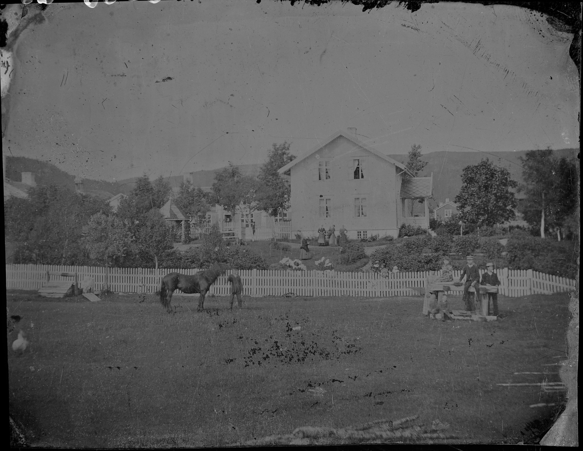 Personer ved hovedbygningen på Årnes ca. 1900