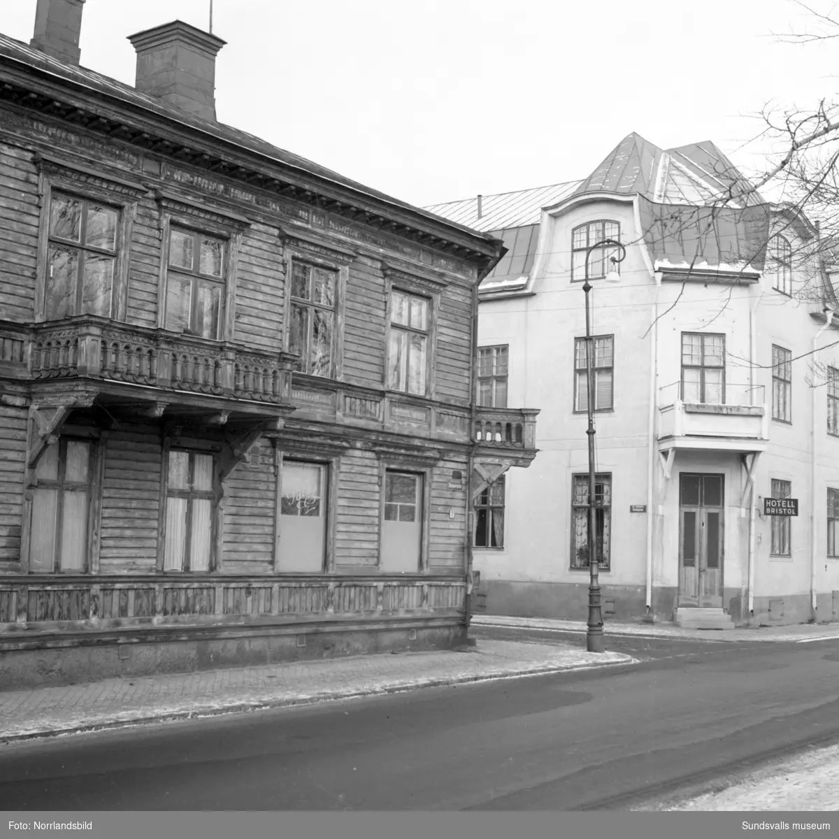 Norrmalm innan saneringen. Skepparegatan 7 i korsningen med dåvarande Vattugatan. I huset fanns under en period Palms konditori.