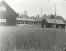 Tyllinge gård.
Ladugården, sedd från mangården.
1)Stall i timmerskift. Tegeltak. Rödfärgat. Vita foder av 1860-talstyp.
4)Stall. Timmerskift. Gammalt. En enda rad spiltor. Gammalt. Foderbord i mittaxeln.Smårutiga fönster.
3)Fähus. Timmerskift. På hög stenfot i sluttningen. 
2)Hus för smådjur. Timmerskift. Synbarligen av mycket hög ålder.