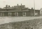 Små bostadshus på Strandgatan på Malmen. I bakgrunden syns elverket.