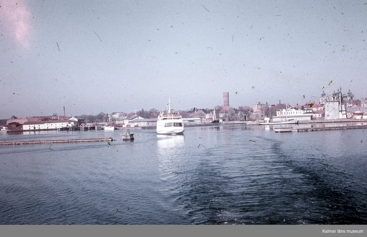 Kalmar hamn från sundet. En ölandsfärja på väg ut.