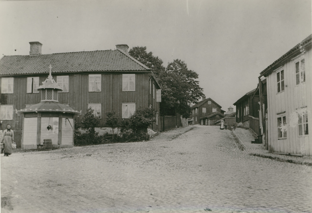 Storgatan sedd från väster 1910-talet.
Från vänster "Bykällan" och ålderdomshemmet  "Grythult" detta för att varje pensionär hade varsin gryta i den öppna spisen.
Från höger Garvare Östermans hus och ovanför ännu en bbykälla vilken revs 1910 då staden fått kommunalt vatten.
Huset ovanför källan ägdes  av skomakaren Ludvig  Svensson som dog 1930.