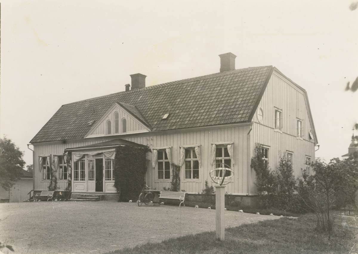 Marieholms herrgård, som uppfördes1809.
Verandor på de båda långsidorna tillkom senare.. I frontonen var tidigare ett runt fönster i stället för det nuvarande trekopplade.