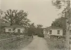 Flyglar vid infarten till herrgården, byggda cirka 1875 av dåvarande ägaren, löjtnant Hulterheim.