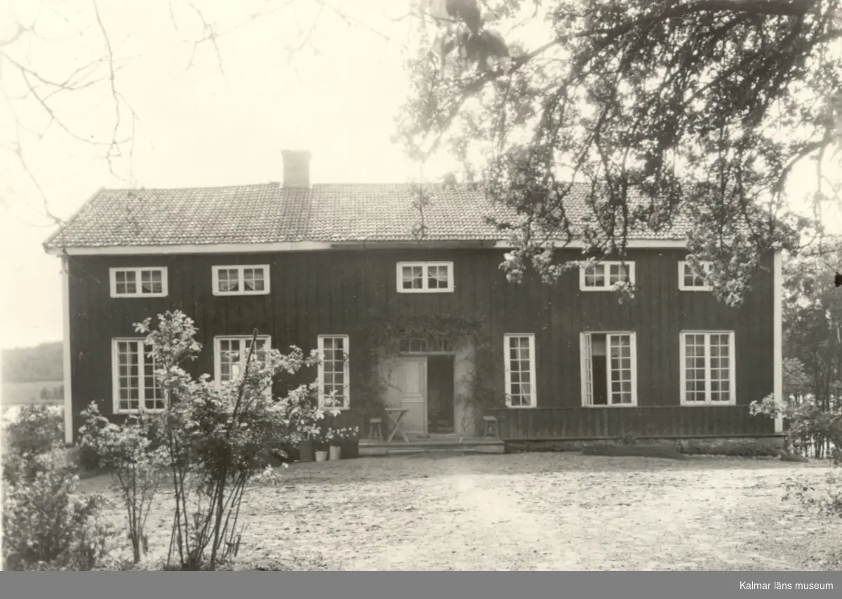 Påbyggd parstuga. De låga fönstren på andra våningen tyder på att denna är sekundär; att stugan ursprungligen varit envånings. Huset har tidigare fungerat som gästgiveri.