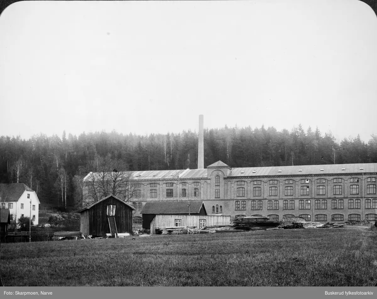 Fredfoss ullvarefabrikk  var en tekstilindustribedrift på Hedenstad utenfor Vestfossen i Øvre Eiker.  Ullvarefabrikken ble anlagt av svensken Johan Albert Larsson, og mange av hans landsmenn tok seg arbeid her og bosatte seg i nærheten