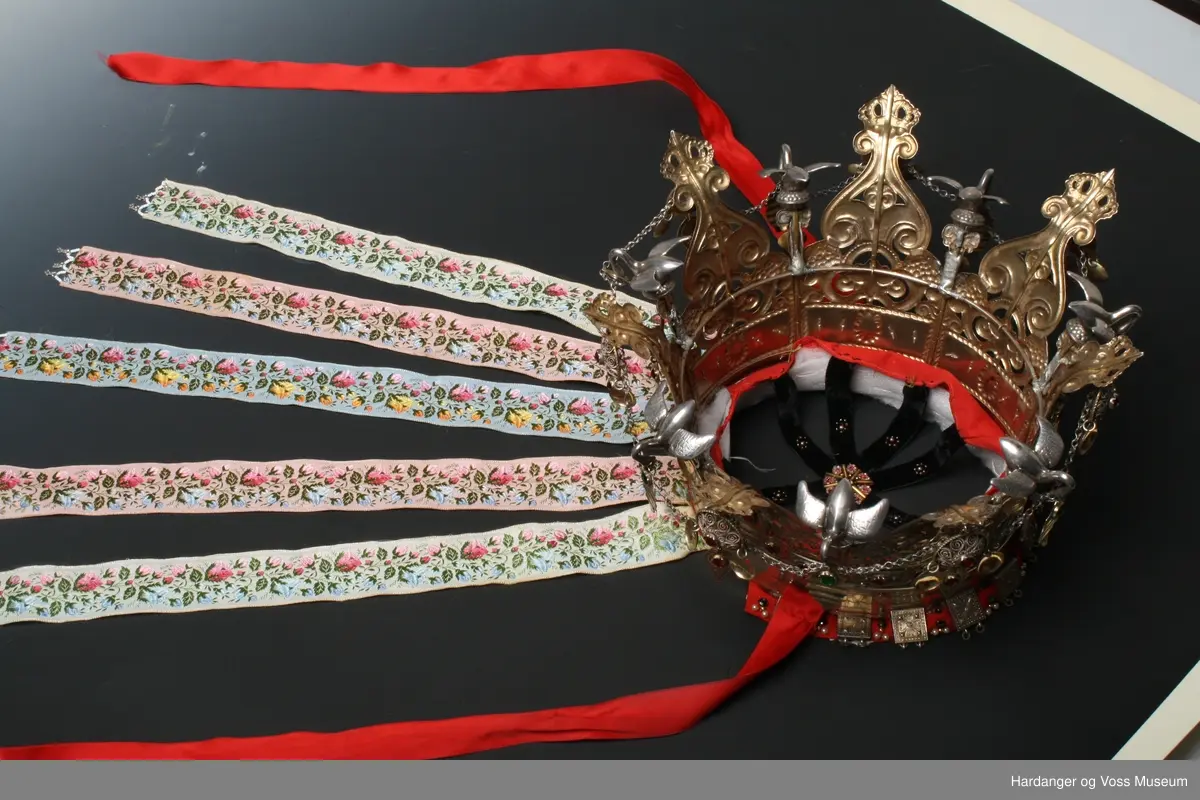 Kruna er kjøpt hjå Hestenes i Bergen, 1935 av Brita Skåltveit. Den er laga av gullsmed Bottelsen i Bergen juni 1890.

Kruna består av 7 stavar som er hengsla saman. 7 svanar er festa over kvar hengsle. Litt usikkert om svanane er av sølv eller tinn.
Underbinding er sydd fast til kruna. Likeså kruneband.