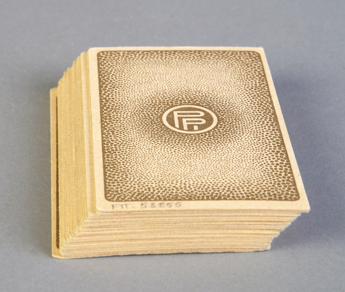 En kortstokk med 26 kort, inkludert et kort med spilleregler. Kortstokken består ellers av 12 ulike par og en "Svarteper". Målet med spillet er å samle flest mulig par, bli kvitt kortene sine og unngå å sitte igjen med Svarteper.
Esken kortene ligger i er rød og det er et bilde av Svarteper på begge sidene.