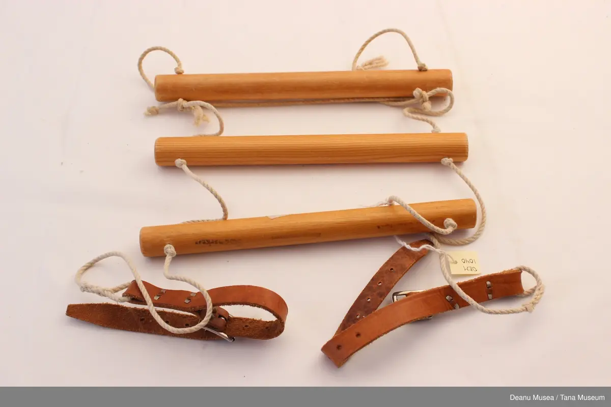 For å dra seg opp fra liggende til sittende stilling i senga. Lærreimene festes i fotenden av senga.