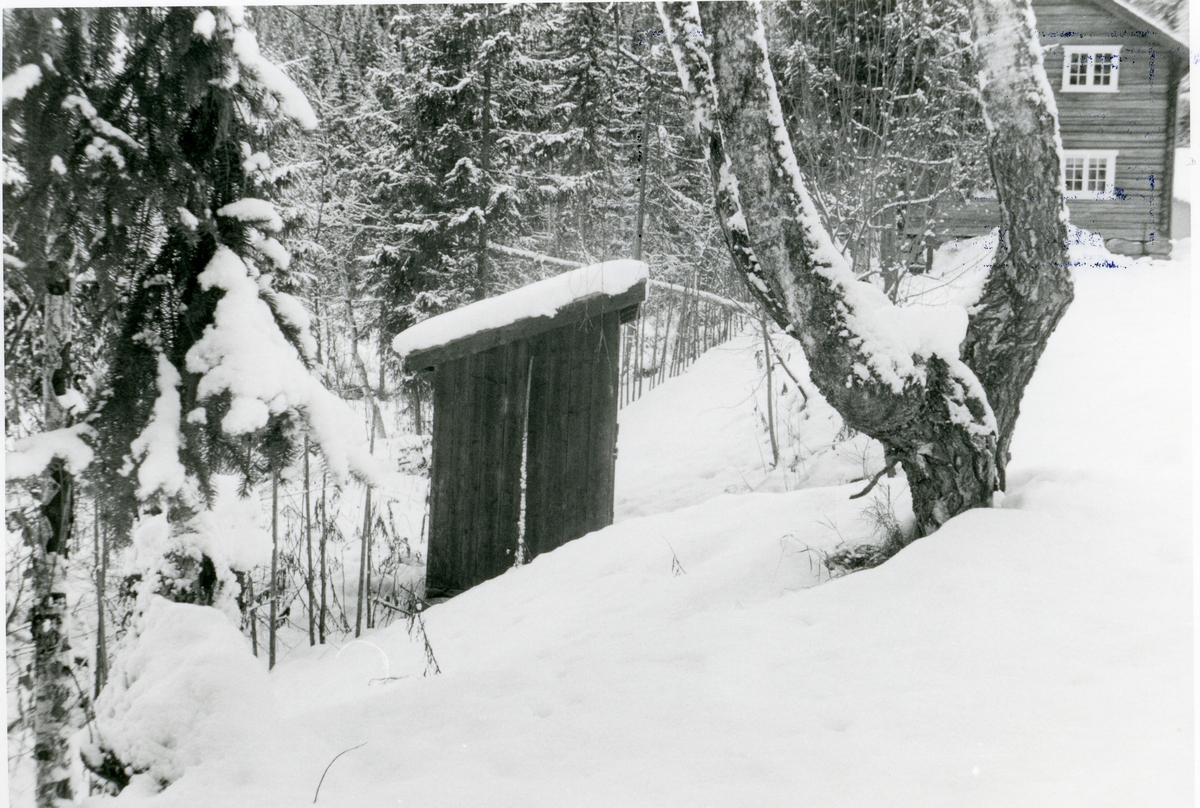 4 foto med motiv fra Bagn Bygdesamling. Bildene viser vegen opp mot administrasjons-og utstillingsbygningen. På flere av bildene sees "Gammaldassen" og bygningen i to etasjer er Islandsmobygningen.