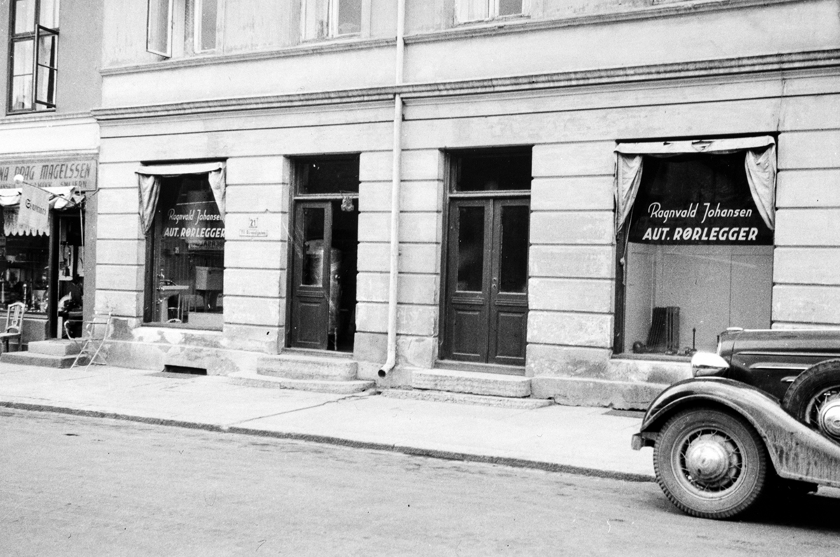 Hamar, Enggata, bygård med Rørlegger Ragnvald Johansen, butikkfasade, eksteriør. Til venstre: Ragna Prag Magelssen utstyrsforretning of antikvitetsforretning,