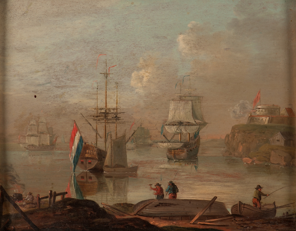 Marin genrebild, sent mitten 1700-tal. Holländsk skepp till ankars med revade segel visande aktern samt svenskt under segel visande förskeppet. I förgrunden strand med män och båtar, till höger fort på bergig udde. Karlstens fästning?