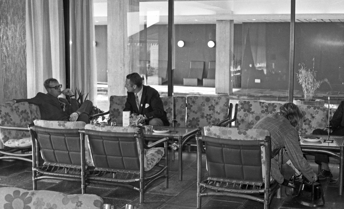 Touring Motor Hotell, innvielse av baren. Utsikt fra baren til hotellbasenget.
